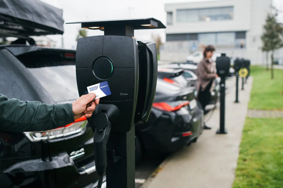 Laadpaal en laadpas — ChargeCars verbonden met de energiemarkt