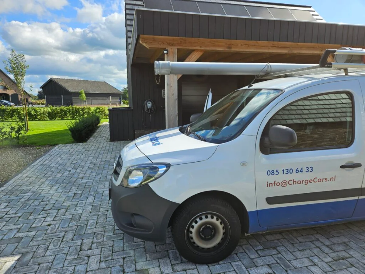 ChargeCars servicebus bij woning — laadpaal installatie aan huis