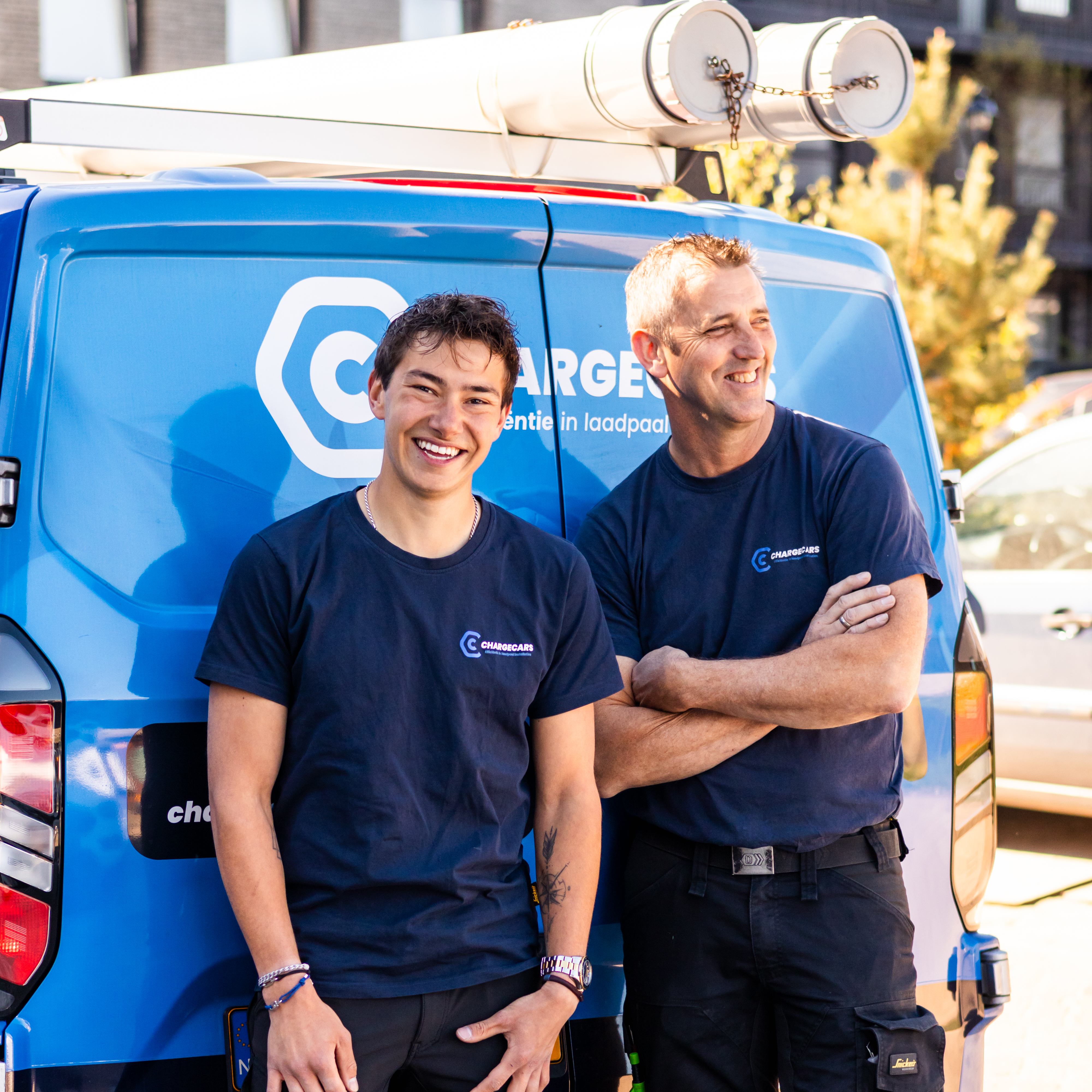 ChargeCars monteurs bij de servicebus — sfeer op locatie